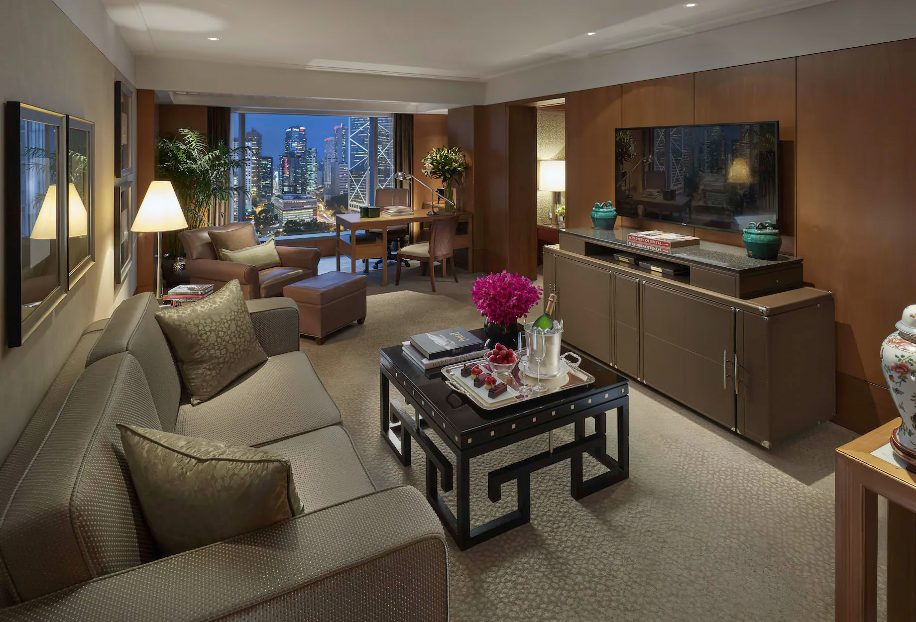 Mandarin Oriental, Hong Kong Hotel – Hong Kong, China – Statue Square View Suite