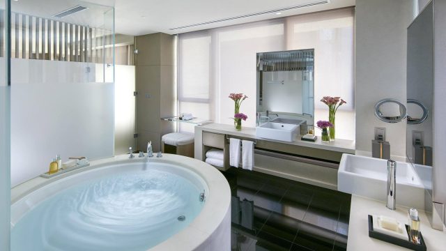 The Landmark Mandarin Oriental, Hong Kong Hotel - Hong Kong, China - L450 Deluxe Room Bathroom