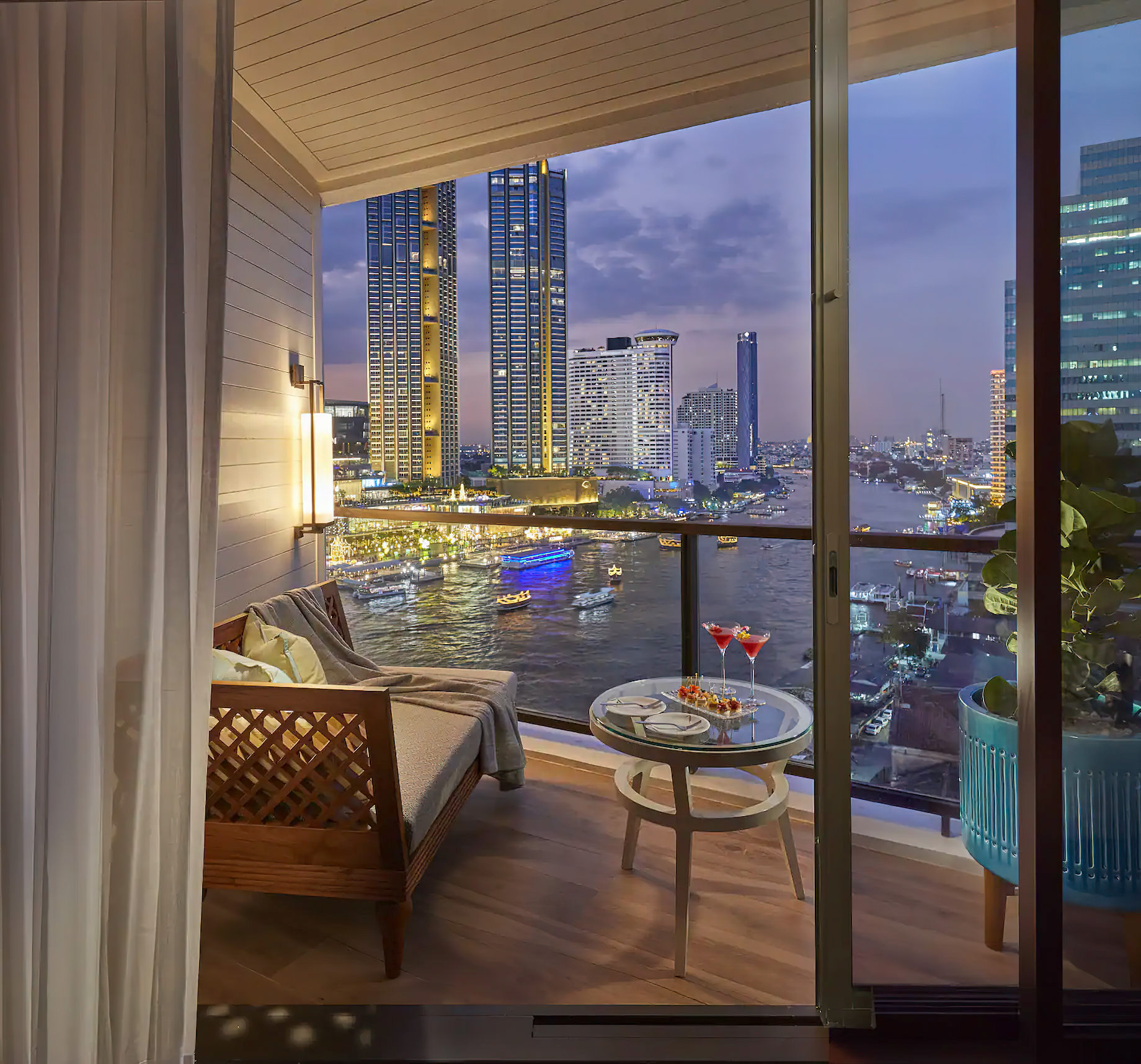 Mandarin Oriental, Bangkok Hotel – Bangkok, Thailand – Deluxe Balcony Room Night View