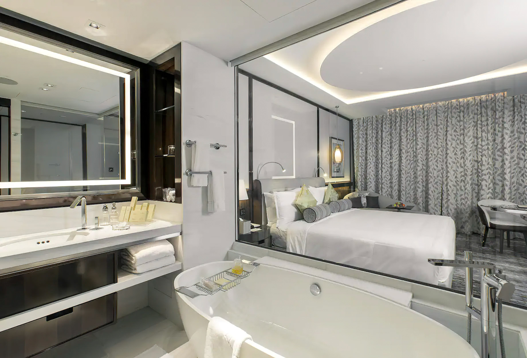 Al Faisaliah Hotel – Riyadh, Saudi Arabia – Superior Room Bathroom
