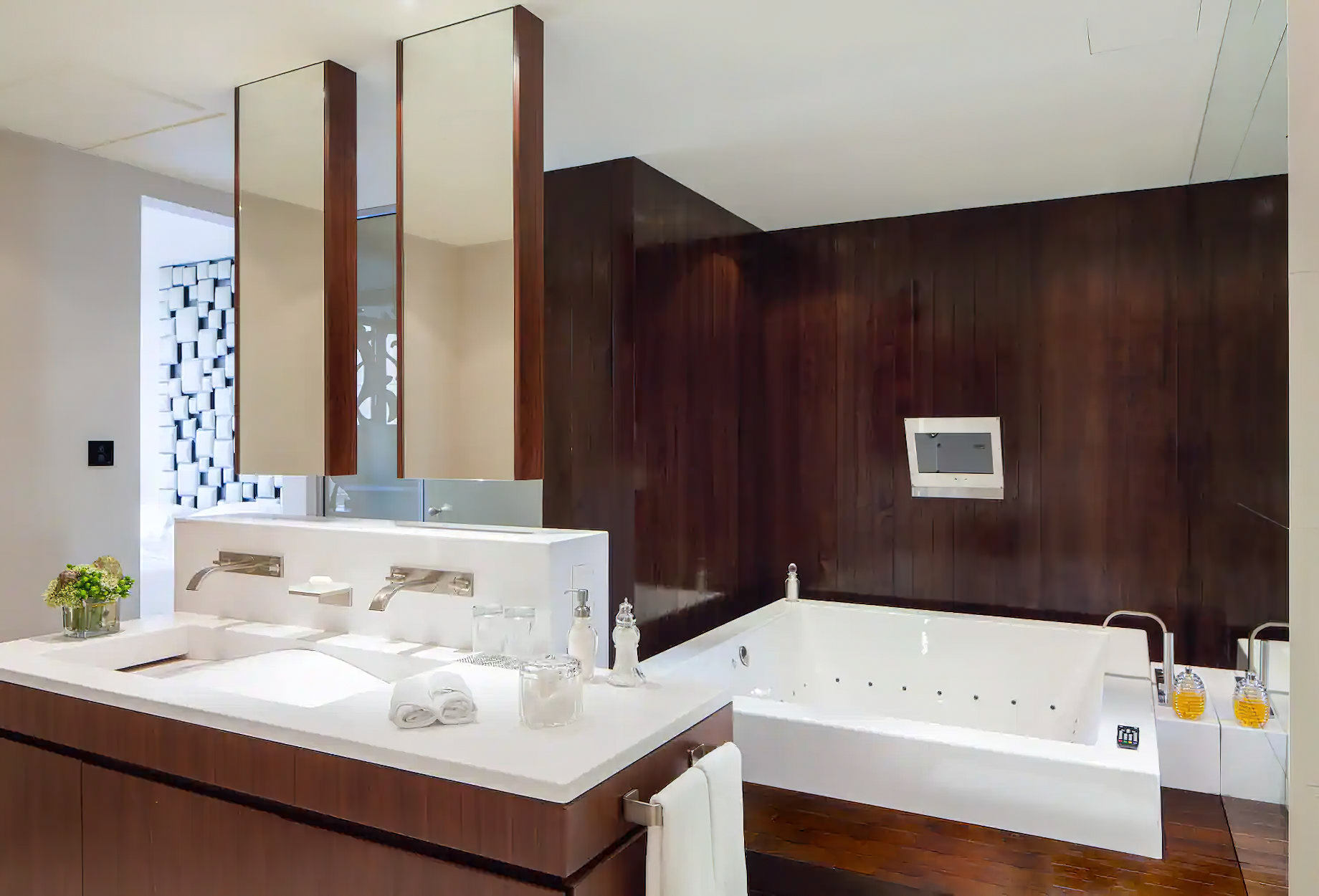 Al Faisaliah Hotel – Riyadh, Saudi Arabia – Oasis Suite Bathroom