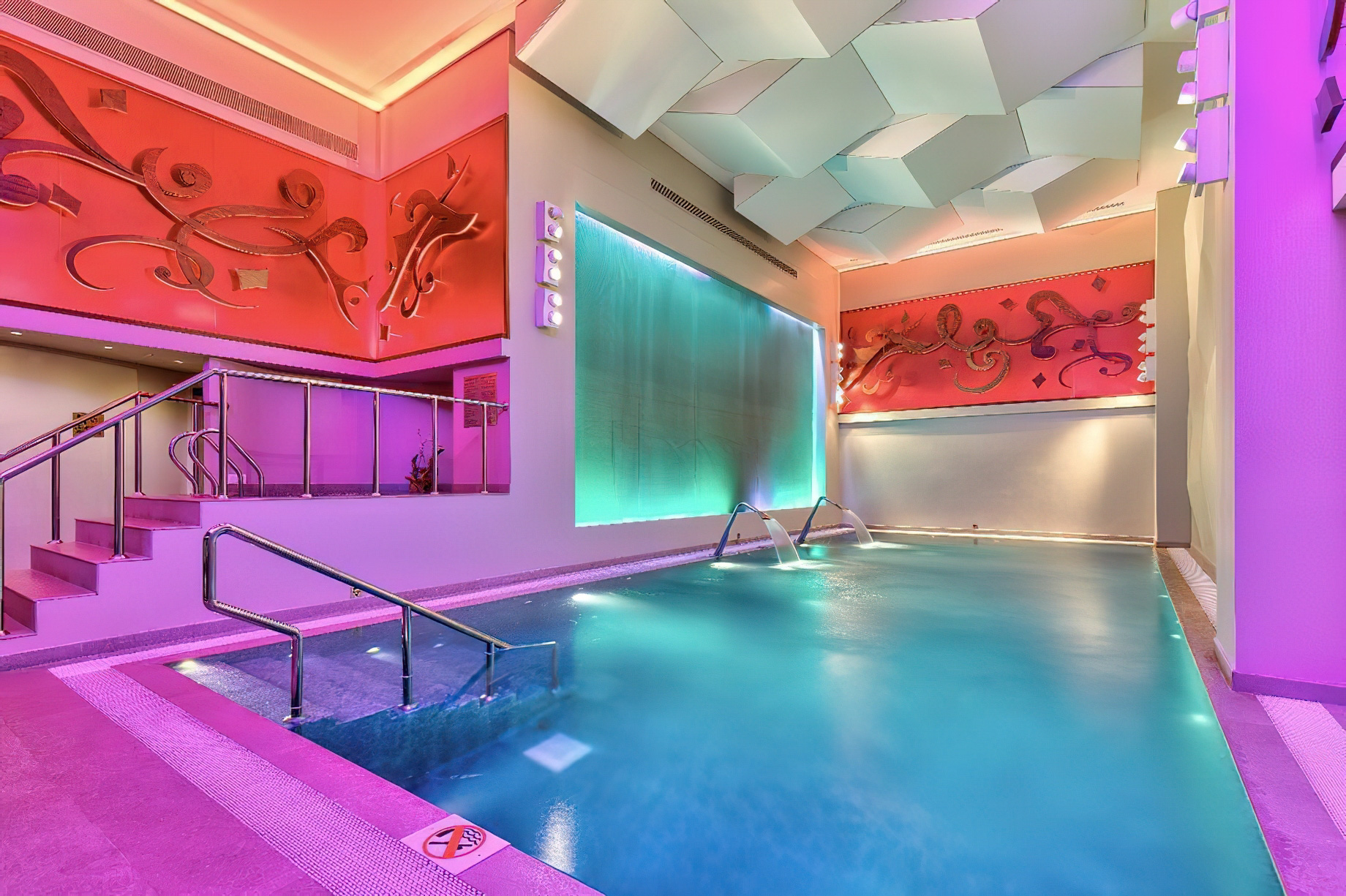 Al Faisaliah Hotel – Riyadh, Saudi Arabia – Spa Pool