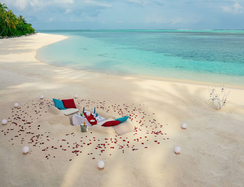 Cocoon Maldives Resort - Ookolhufinolhu, Lhaviyani Atoll, Maldives - Kurum Beach Bar Sand Table Dining