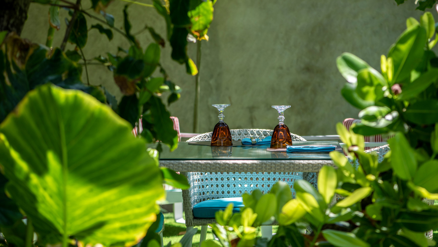 You & Me Maldives Resort – Uthurumaafaru, Raa Atoll, Maldives – Green Carpet Midday Restaurant Table Setting