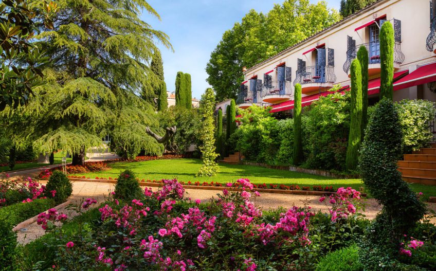 Villa Gallici Relais Châteaux Hotel - Aix-en-Provence, France - Manicured Lawn