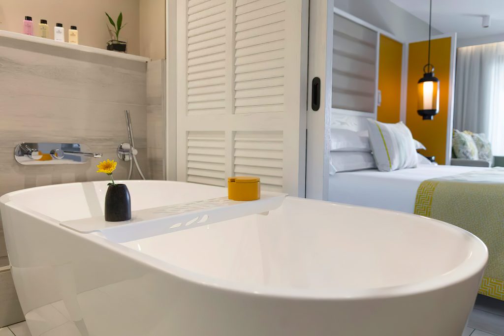 Constance Belle Mare Plage Resort - Mauritius - Prestige Room Bathroom Tub