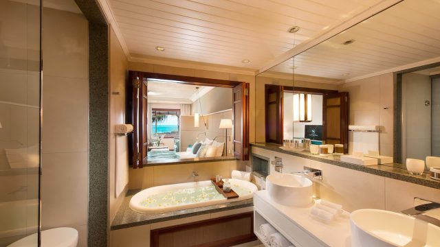 Constance Belle Mare Plage Resort - Mauritius - Junior Suite Beachfront Bathroom