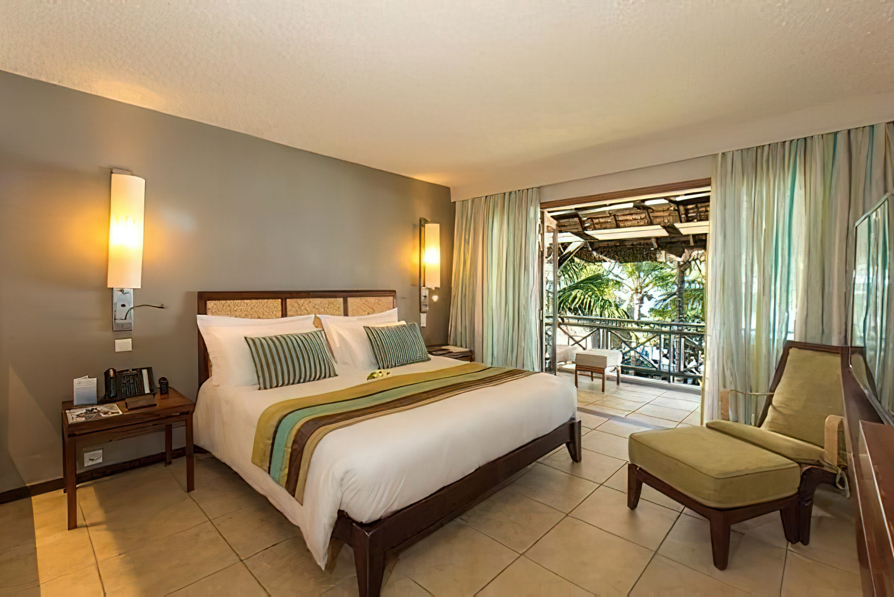 Constance Belle Mare Plage Resort – Mauritius – Deluxe Suite Sea Facing Bed