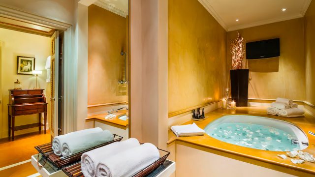 Relais Santa Croce By Baglioni Hotels & Resorts - Florence, Italy - Suite Bathroom