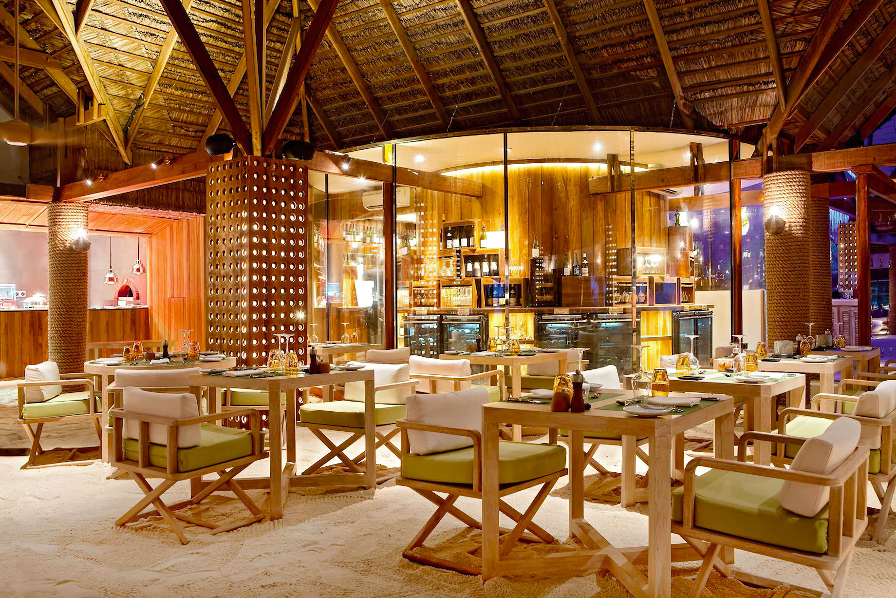 Constance Moofushi Resort – South Ari Atoll, Maldives – Manta Restaurant