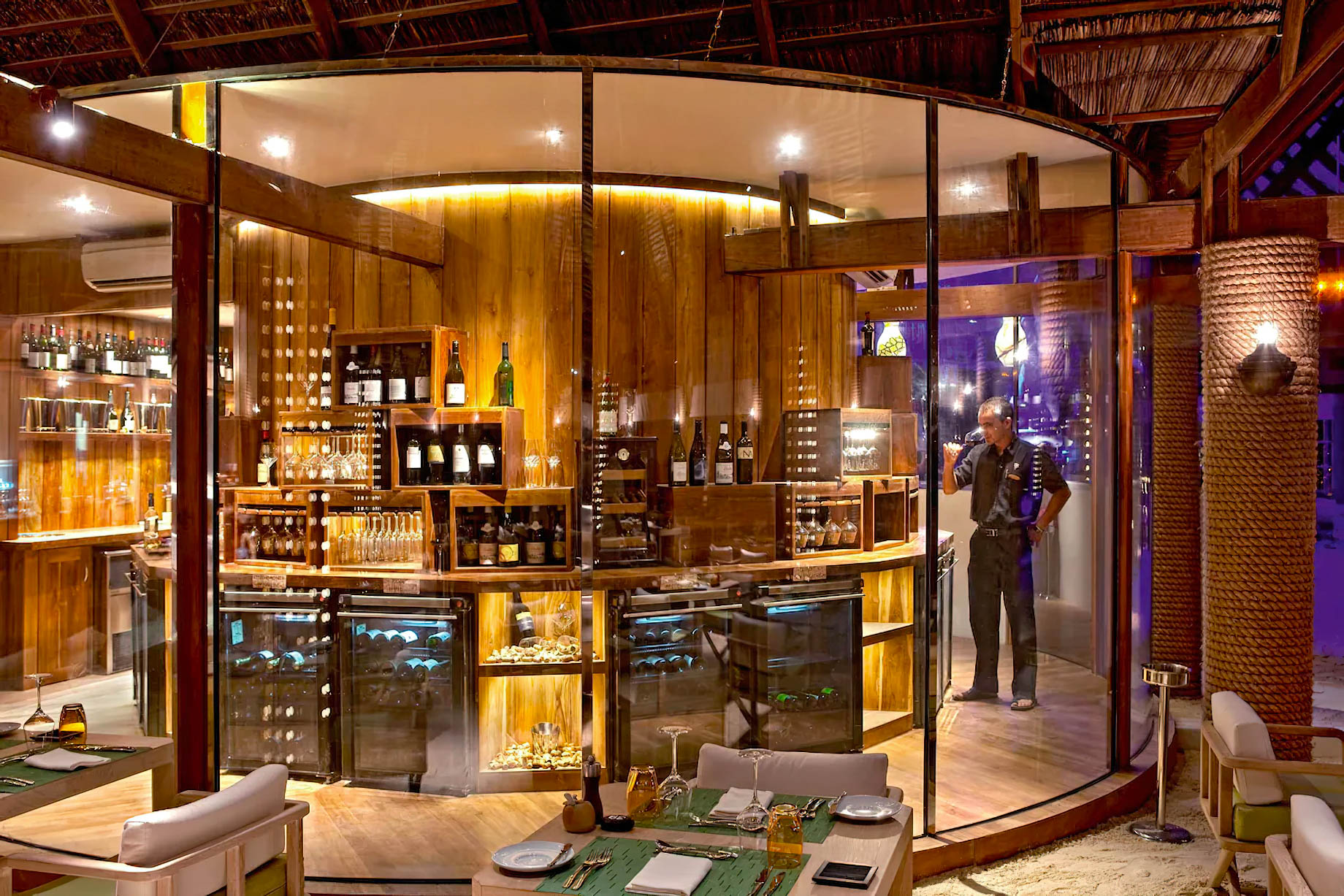 Constance Moofushi Resort – South Ari Atoll, Maldives – Manta Restaurant