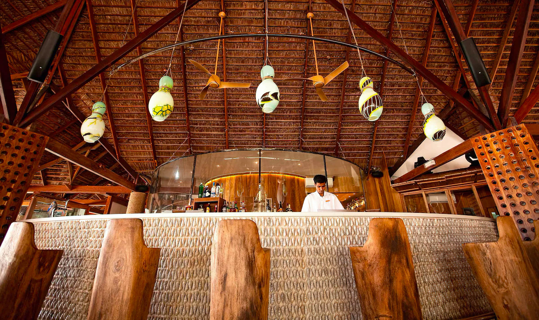 Constance Moofushi Resort – South Ari Atoll, Maldives – Manta Restaurant Bar