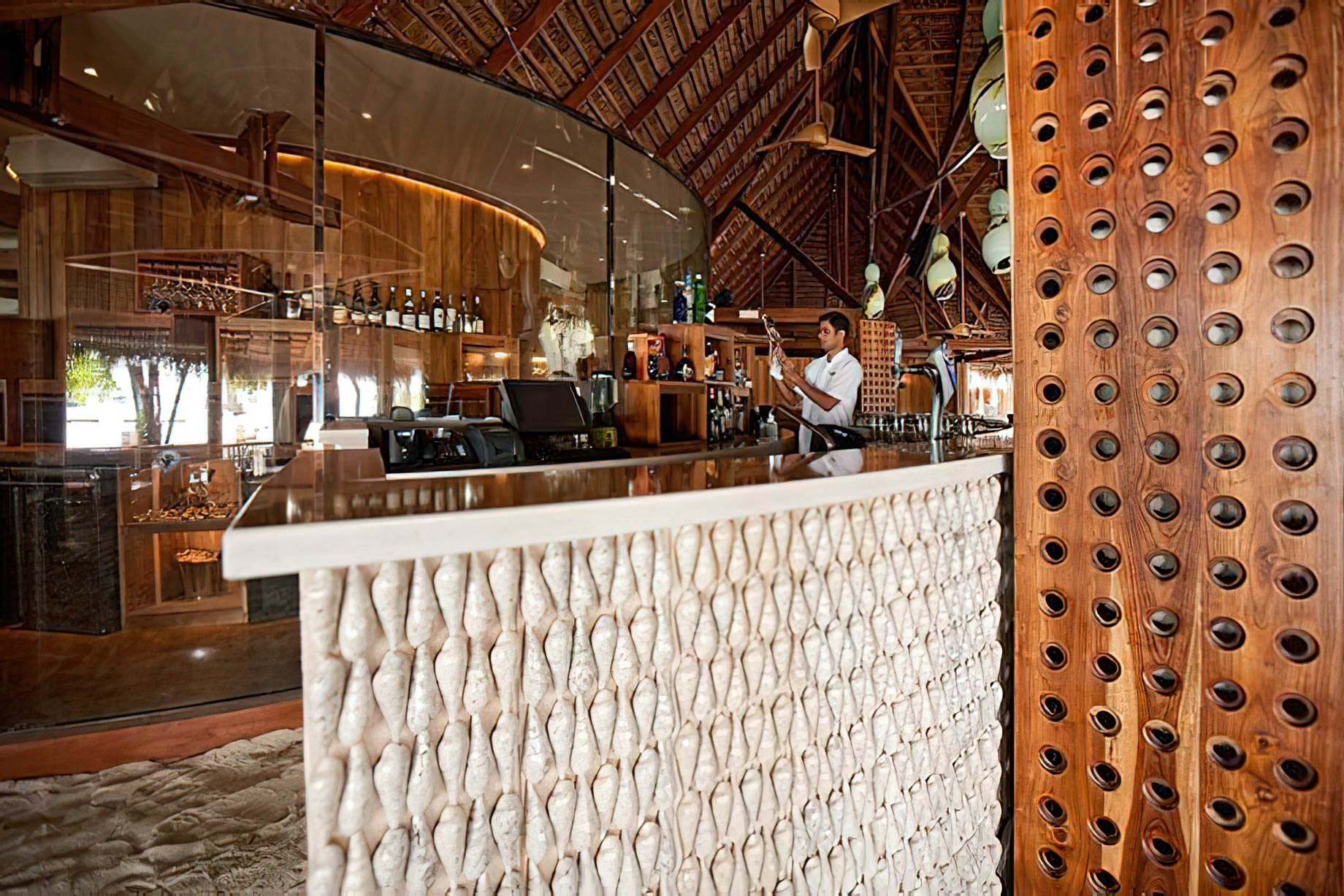 Constance Moofushi Resort – South Ari Atoll, Maldives – Manta Restaurant Bar