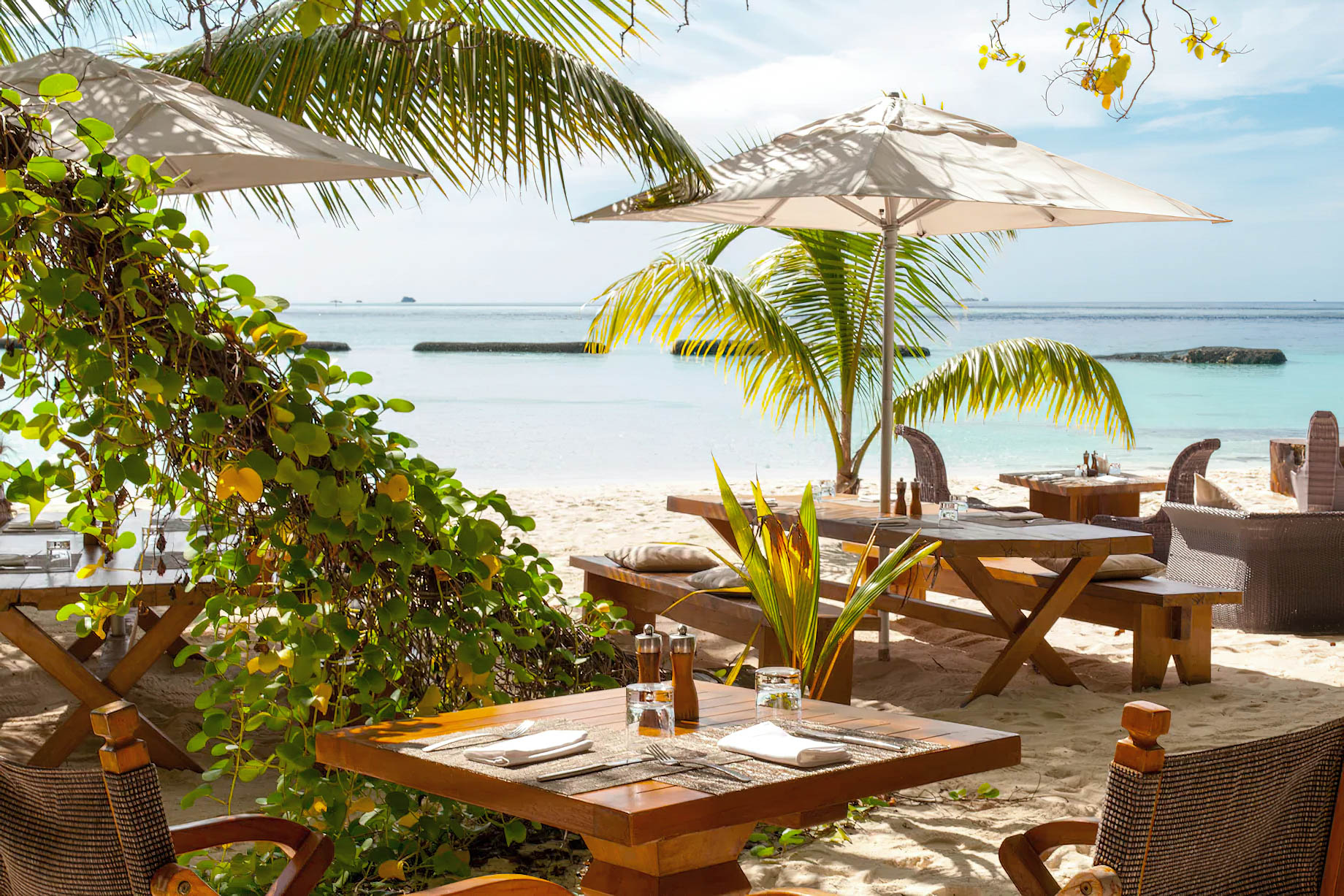 Constance Moofushi Resort – South Ari Atoll, Maldives – Totem Bar Ocean View