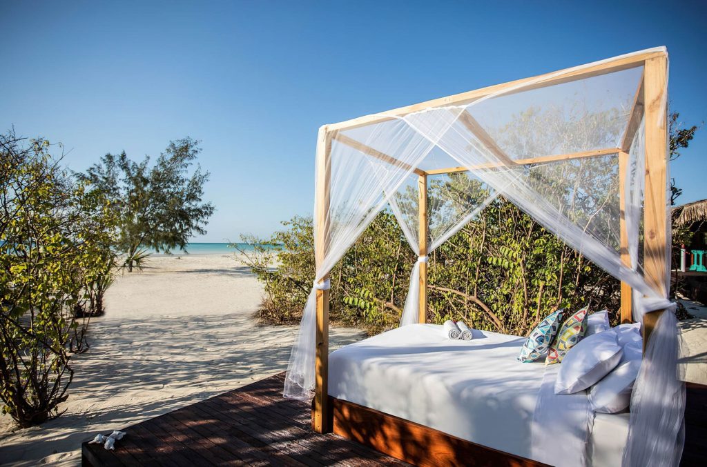 Anantara Medjumbe Island Resort - Mozambique - Beach Cabana Bed