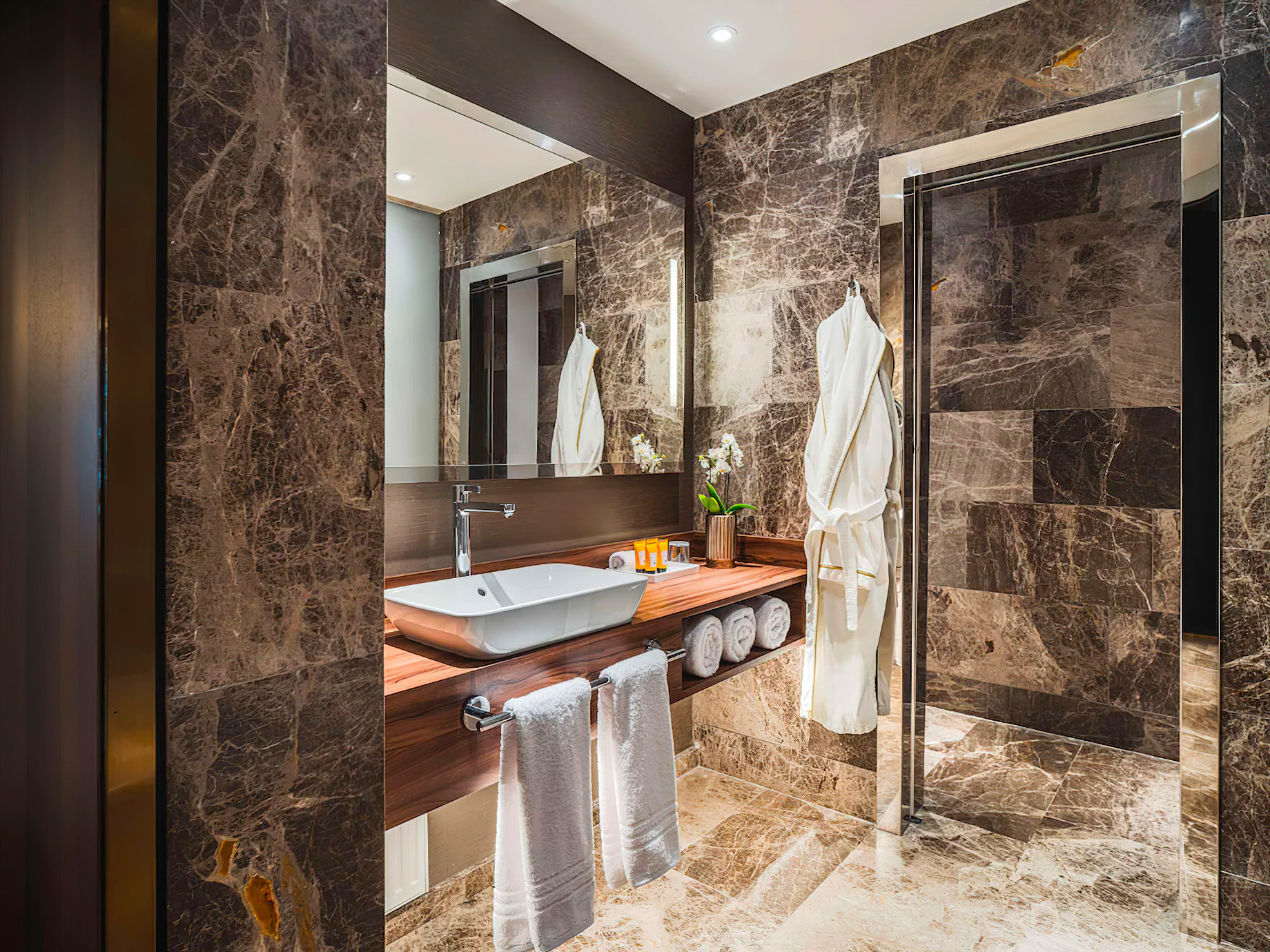 Anantara New York Palace Budapest Hotel – Hungary – Deluxe Room Bathroom