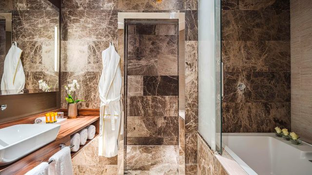 Anantara New York Palace Budapest Hotel - Hungary - Deluxe Room Bathroom