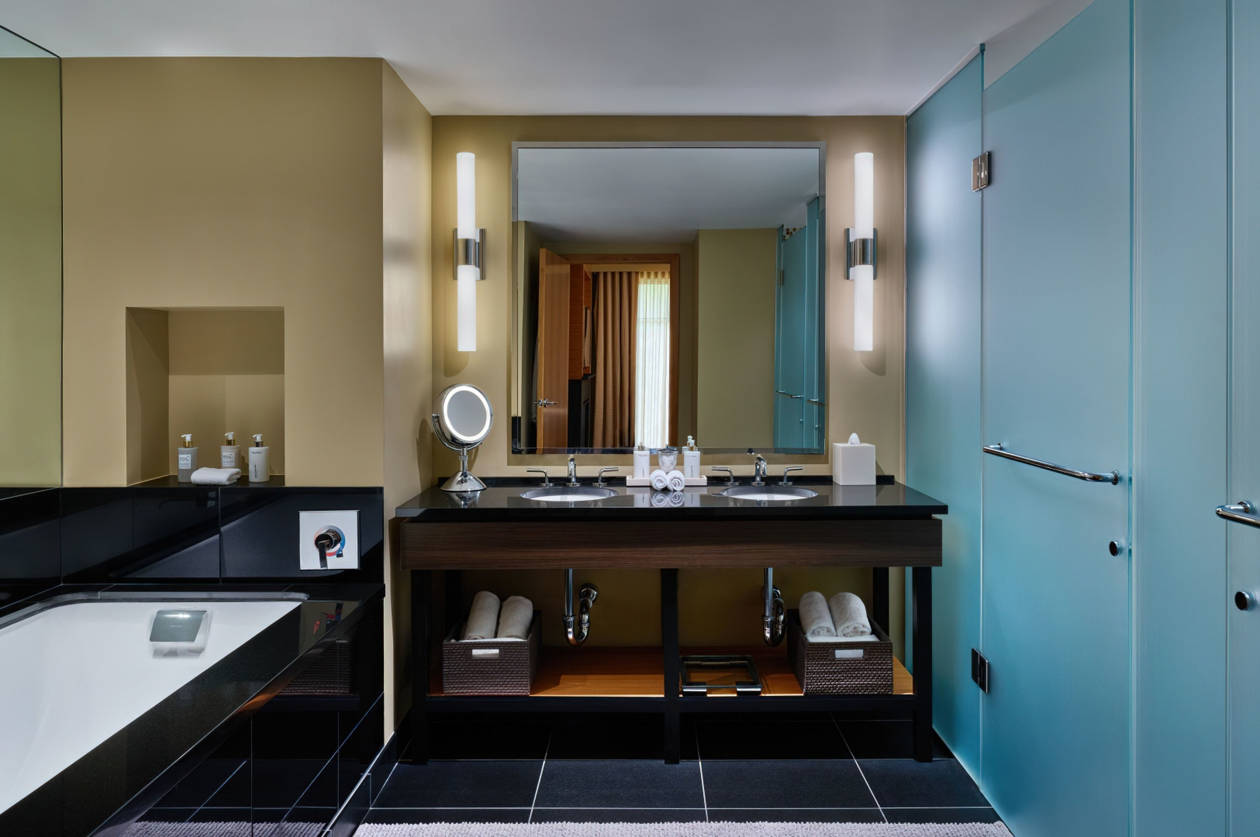 Viceroy Snowmass Luxury Resort - Aspen Snowmass Village, CO, USA - Guest Bathroom