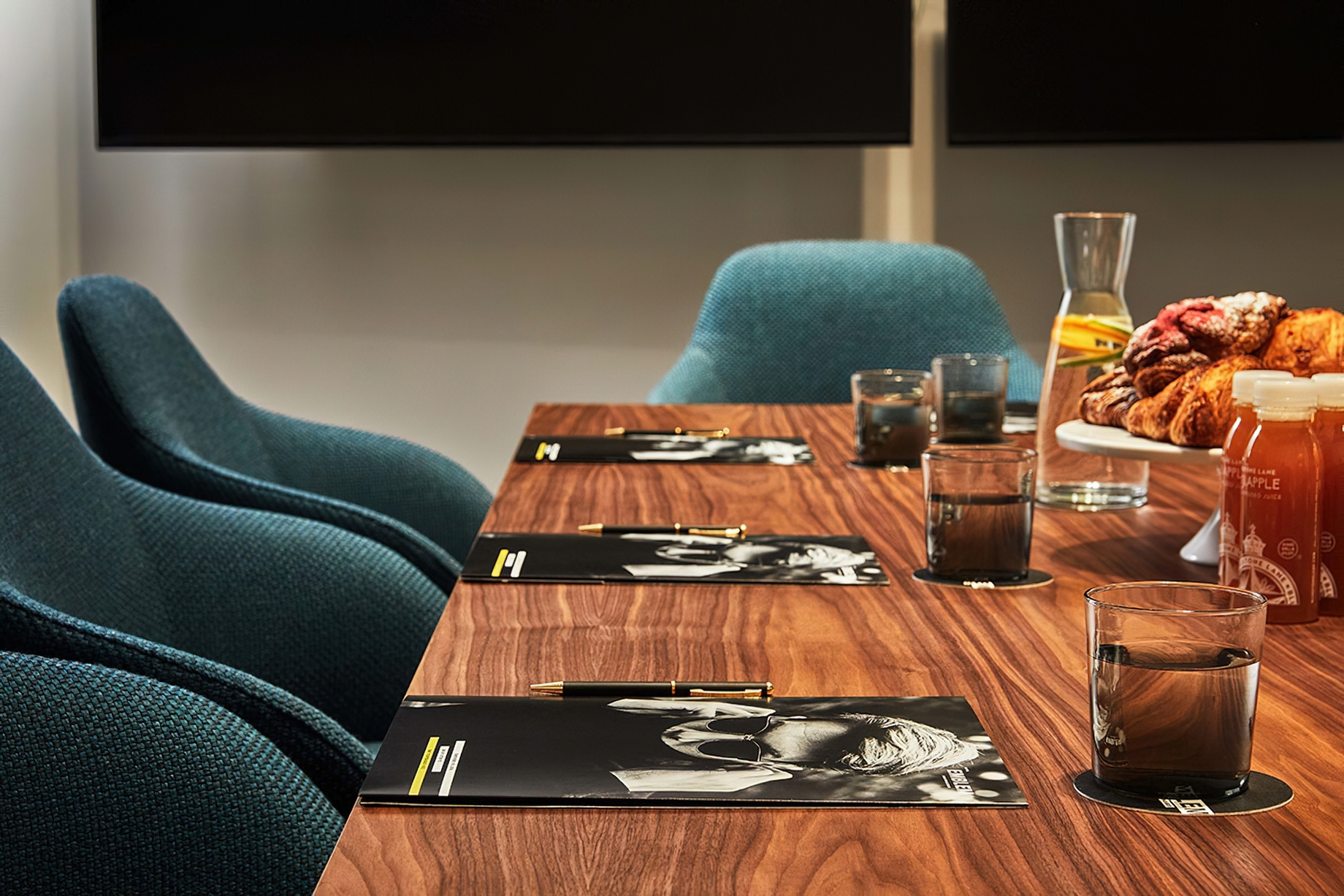 Hotel Emblem, a Viceroy Urban Retreat – San Francisco, CA, USA – The Draft Table