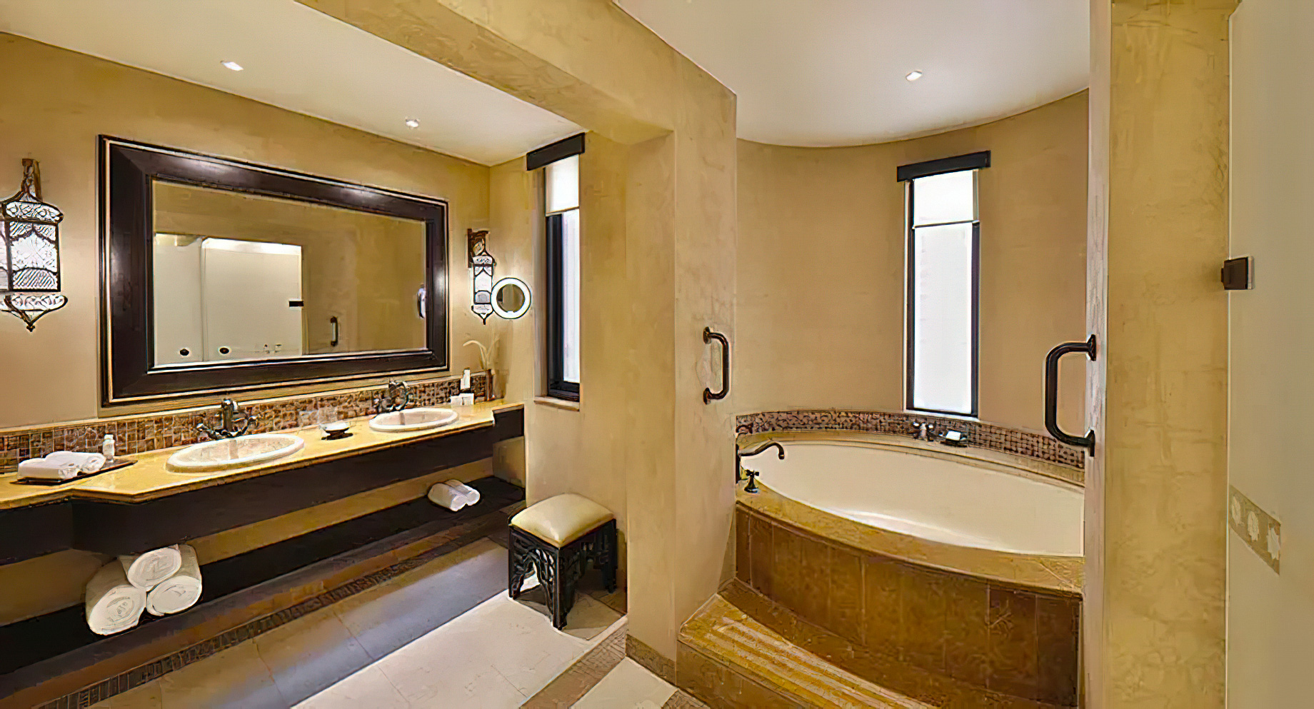 Qasr Al Sarab Desert Resort by Anantara - Abu Dhabi - United Arab Emirates - Guest Bathroom