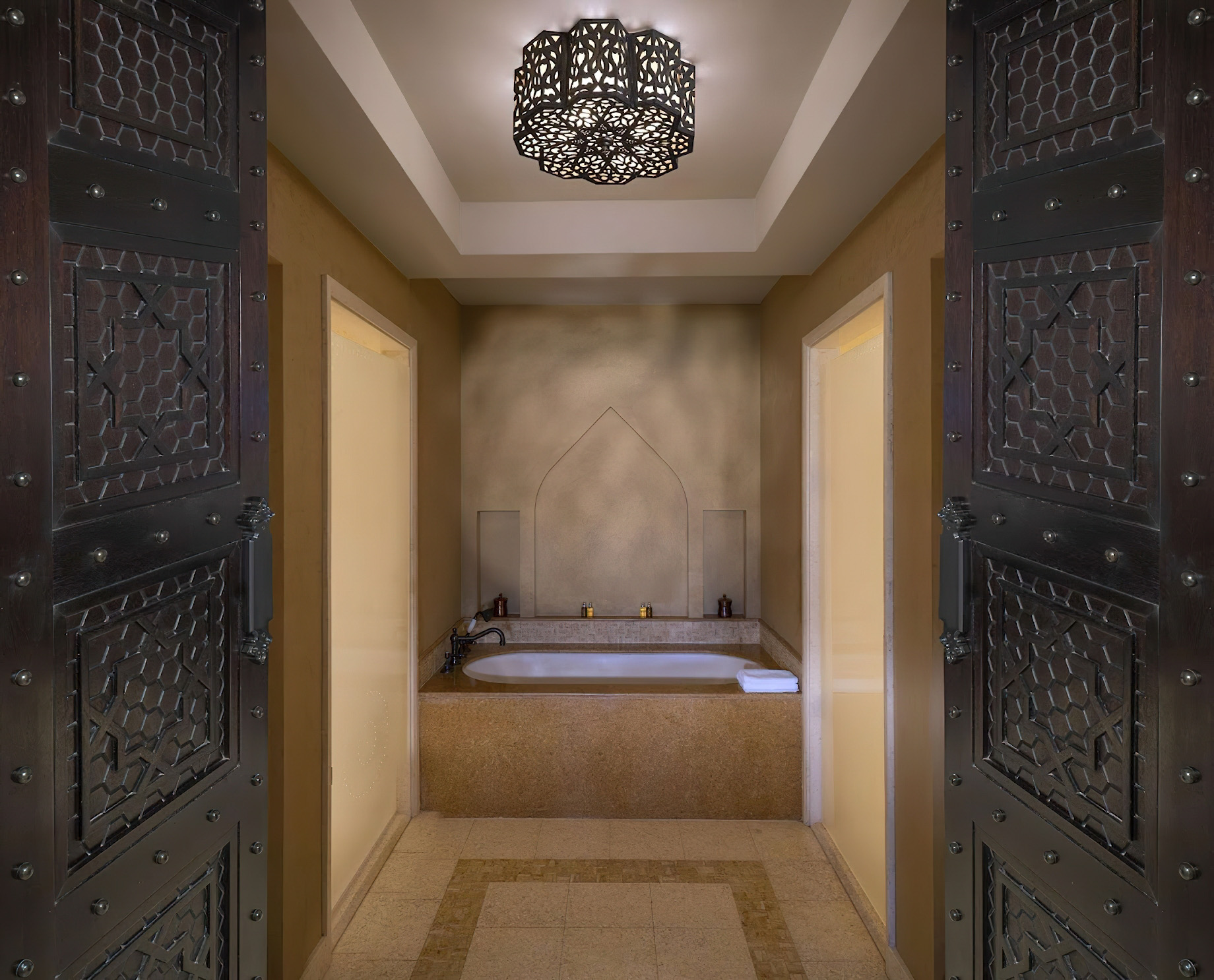 Qasr Al Sarab Desert Resort by Anantara – Abu Dhabi – United Arab Emirates – Guest Bathroom