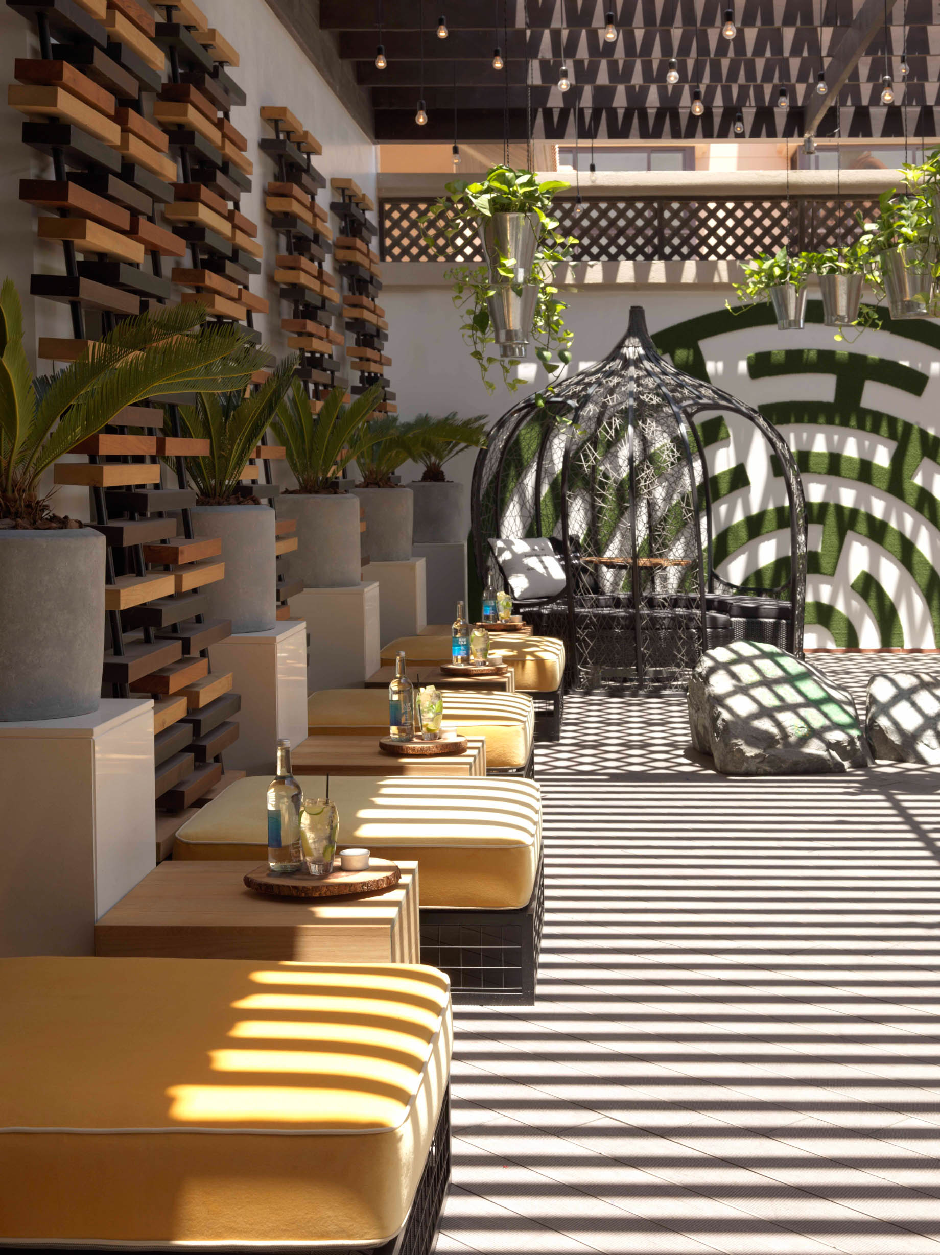 Anantara The Palm Dubai Resort - Dubai, UAE - Bushman’s Restaurant & Bar