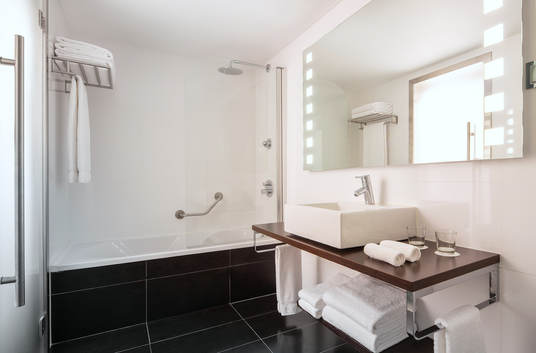 Tivoli Marina Vilamoura Algarve Resort – Portugal – Guest Bathroom