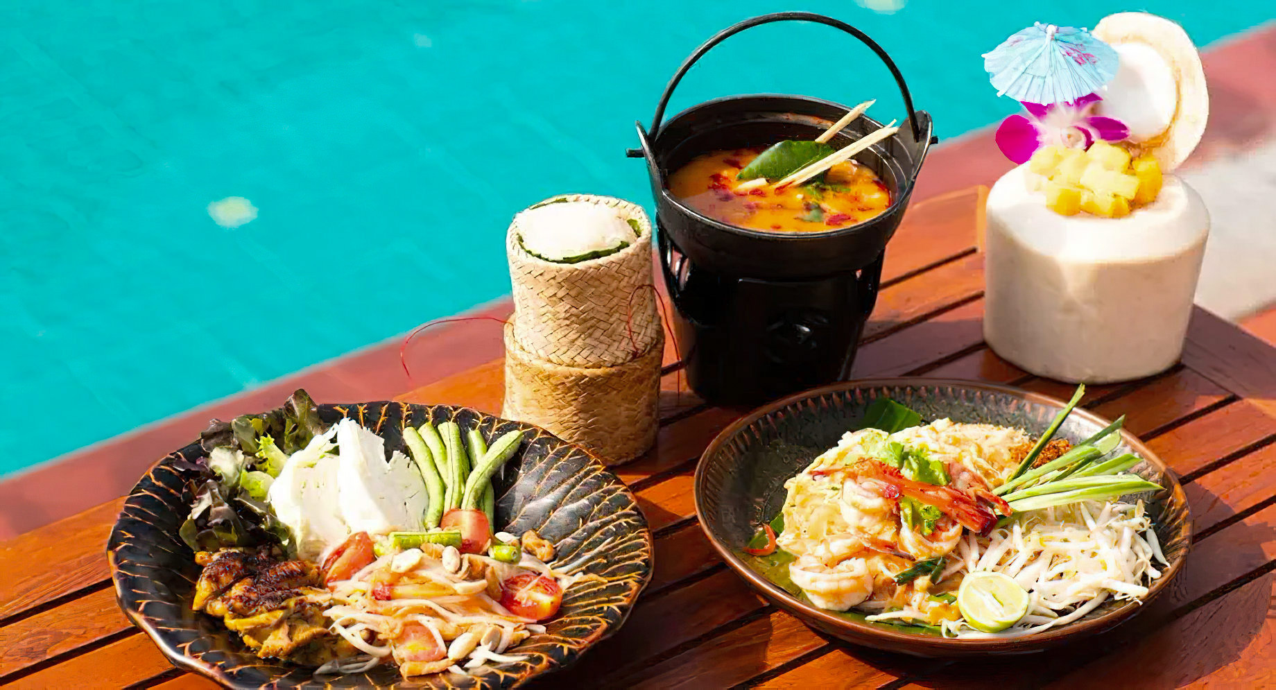 Anantara Riverside Bangkok Resort - Thailand - Loy Nam Bar