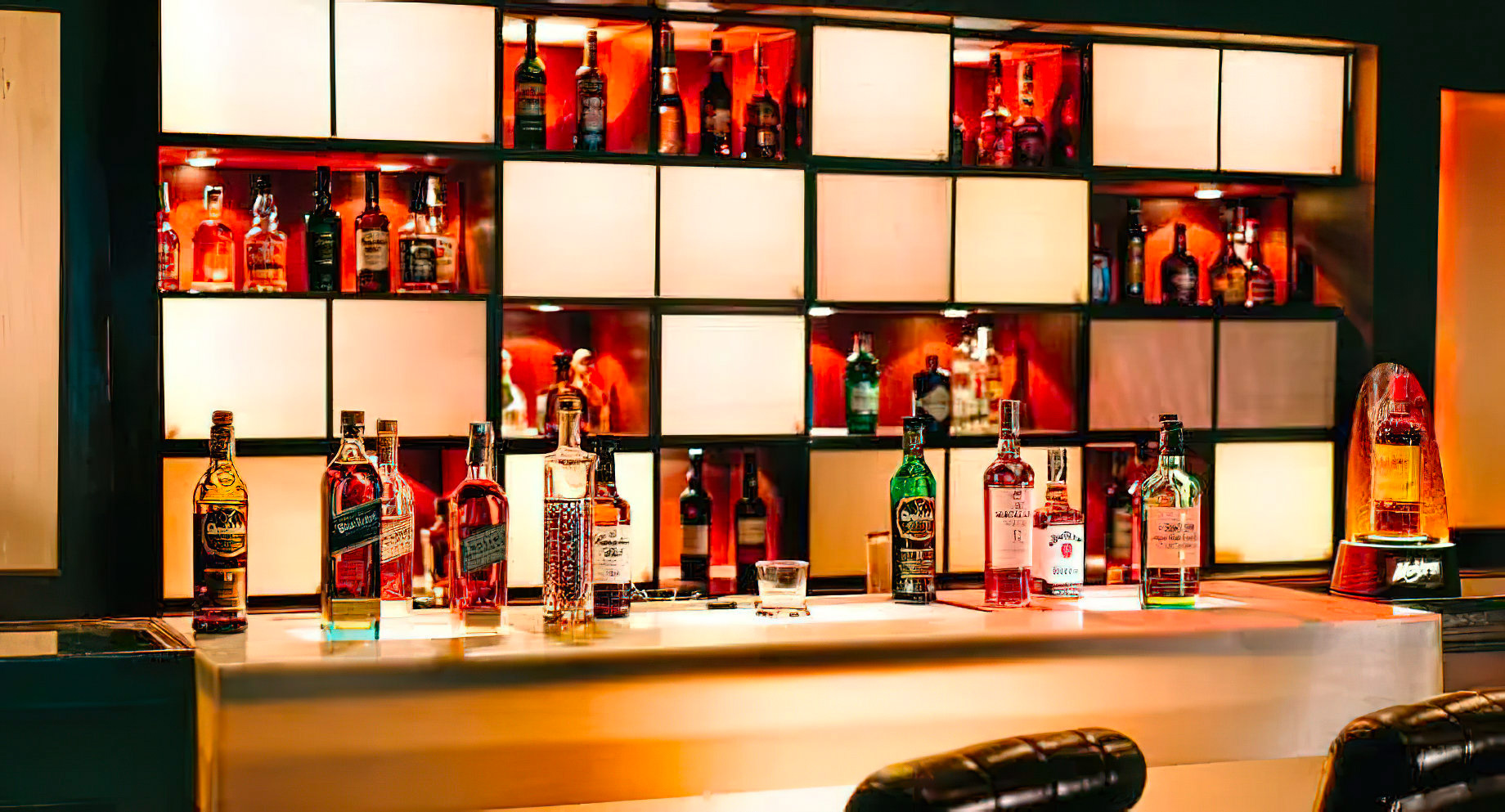 Anantara Riverside Bangkok Resort - Thailand - Elephant Bar